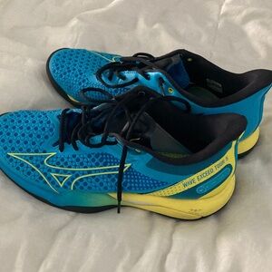 Mizuno men’s tennis Wave Exceed Tour 5 in Blue and Yellow size 10